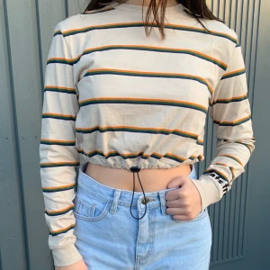 Ball croptop😼🧡 - Asball croptop från Urban Outfiters, resår som man kan dra åt i midjan om man vill🧡 Passar drf många!