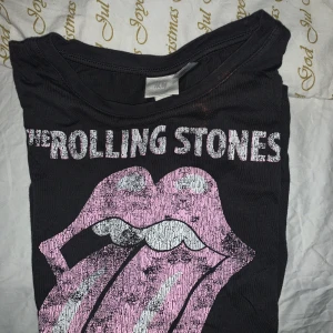 ”Rolling stones” tröja från hm - Andvänd kanske 3 gånger, fortfarande väldigt bra skick. Säljer den för att jag inte andvänder den inte riktigt är min stil