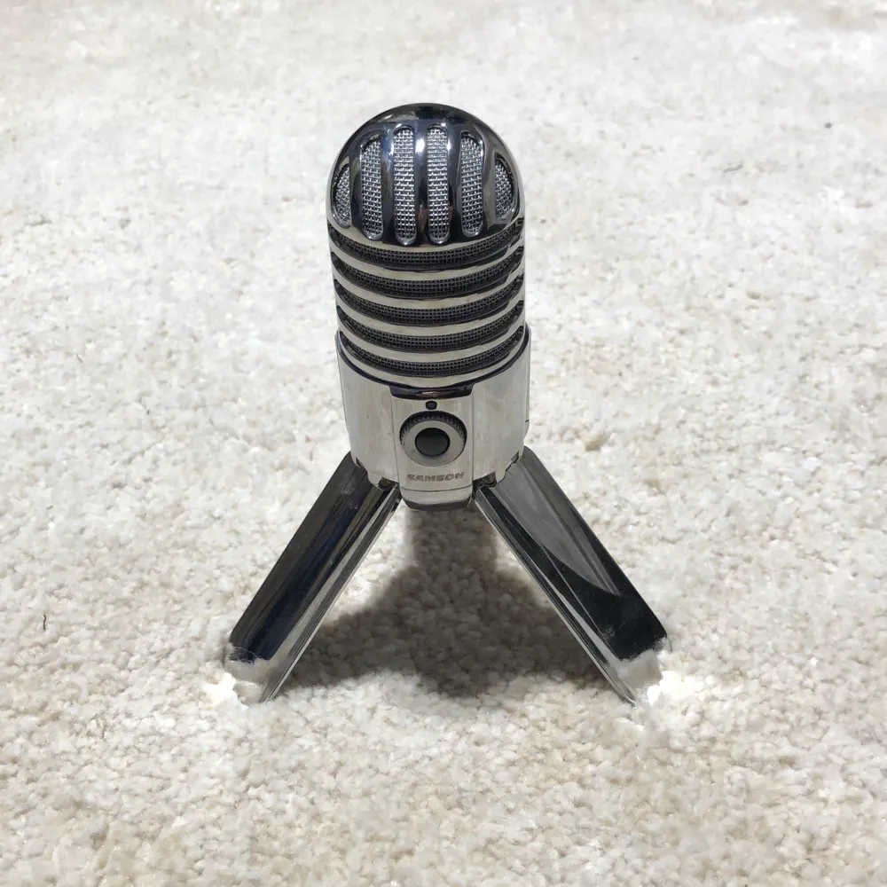 Samson Meteor är en studiomikrofon med skillnad. Med USB-anslutning kan du få fantastiskt ljud genom att ansluta direkt till din dator/hörlurar eller mobil. Inget behov av ett gränssnitt och inga drivrutiner att installera. Anslut bara mikrofonen och ladda upp ditt ljud så är du redo. Detta gör denna mikrofon perfekt för ett brett spektrum av applikationer, från musikinspelning till podcasting och sändning. Mikrofonen är konstruerad med högkvalitativa komponenter för att ge bästa möjliga prestanda och tillförlitlighet, så att varje inspelning du gör är av professionell kaliber. Nyskick, ursprungspris 999:-. Övrigt.