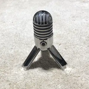 Samson Meteor är en studiomikrofon med skillnad. Med USB-anslutning kan du få fantastiskt ljud genom att ansluta direkt till din dator/hörlurar eller mobil. Inget behov av ett gränssnitt och inga drivrutiner att installera. Anslut bara mikrofonen och ladda upp ditt ljud så är du redo. Detta gör denna mikrofon perfekt för ett brett spektrum av applikationer, från musikinspelning till podcasting och sändning. Mikrofonen är konstruerad med högkvalitativa komponenter för att ge bästa möjliga prestanda och tillförlitlighet, så att varje inspelning du gör är av professionell kaliber. Nyskick, ursprungspris 999:-