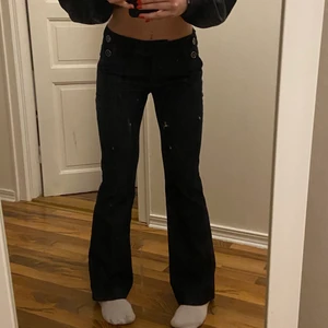 Lågmidjade jeans✨ - Snygga lågmidjade jeans som passar perfekt på dig som är 160-170cm💓 Jättesköna och sitter väldigt bra i midjan jag säljer dessa pågrund av att dom inte riktigt är min stil. Använda 1 gång🥰