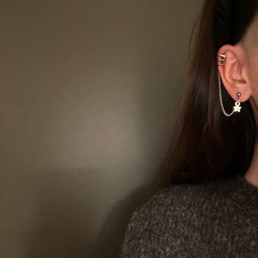 Örhängen med ear-cuff för 70kr/par inkl frakt. Man behöver ej hål för att kunna bära ear-cuffen, samt att den är reglerbar! Smyckes-ig: jewlsbymee❤️. Accessoarer.