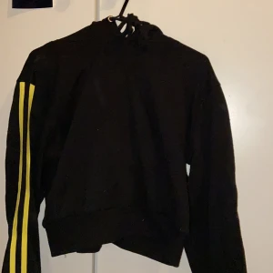 Svart och gul hoodie - Hoodie från bikbok! Super mysig och fin kvalite