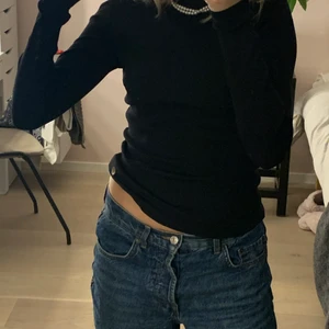 Ribbad polo - Svart ribbat polotröja med kort krage, frakt 66kr. Från kapphals barnavdelning men passar xs/s