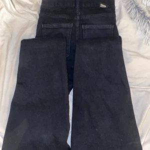 Dr denim jeans  - Ett par svarta tajta lågmidjade jeans som är utsvängda. Köpta för något år sen. De är från dr denim i storlek XS-S
