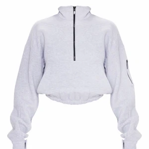 Sweatshirt  - Grå sweatshirt med half zip från Pretty Little Thing. Kan mötas upp i Jönköping/Vaggeryd annars tillkommer fraktkostnad🤍