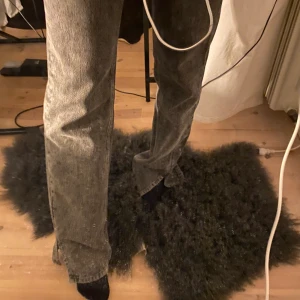 Gråa jeans med slits xs - De PERFEKTA jeansen! Endast använda 2 gånger, som helt nya förutom små slitningar längst med pga för långa. Säljs då de blivit lite små och ej används. Passar någon mellan 160-170:) önskas fler bilder samt frågor hör av dig😎pris kan diskuteras, fri frakt vid snabb affär! Slutsålda på bull&bear!!!