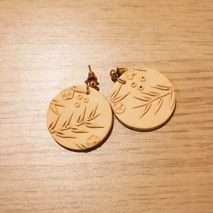 Handgjorda gula örhängen  - Handgjorda gula örhängen från Australien. Kan hämtas i Stockholm området eller kan skickas om köparen står på fraktkostnaden