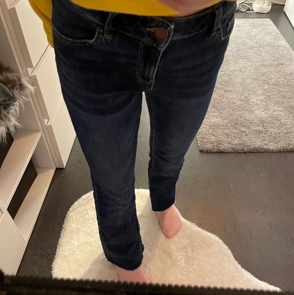90s/2000s lowwaist jeans i färgen mörkblå!💙säljes pga inte alls min stil, men så gott som nya👍vet inte vad nypris är men modellen heter ”Karen”💙de är sköna och rörliga att ha på sig och sitter bra på mig i midjan☺️vid flera intresserade blir det budgivning!🥰frakten kostar 48kr👍. Jeans & Byxor.