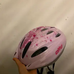 Jättefin rosa cykelhjälm! Använd flera gånger men är i helt nytt skick! Storleken är justerbar.