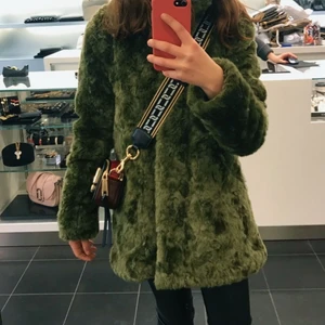 Tiger of Sweden, Jacka/kappa i grön fuskpäls - En skitsnygg, elegant men gosig och sparsamt använd kappa/jacka i grön lite lurvig fuskpäls från Tiger of Sweden! Den är i storlek XS, men passar även de som brukar bära S. Nypriset på jackan var 2 699 kr, och jag säljer den nu för 1000 kr. 