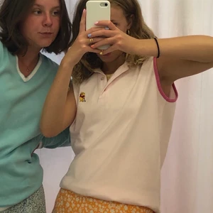 Väst  - Skit cool väst från märket Pooh! Köpt secondhand men i bra skick!💜 Finns ingen lapp med storlek men skulle säga att den är s/m beroende på hur man vill att den ska sitta☺️ 