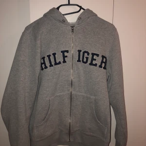 Super fint skick!  - Super fin lite vintage hilfiger kofta, äkta med luva😊 säljer då den ej används😊