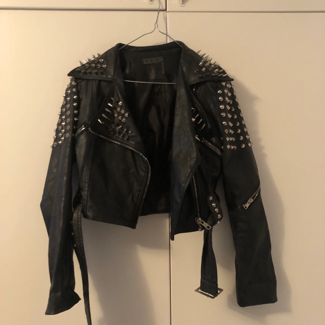 Skinnjacka med nitar - 90