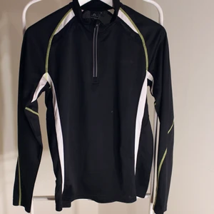 Svart Tränings tröja från North bend - Svarta Träningströja från North Bend storlek: S Direkt pris: 30kr, Skriv buden till mig privat eller kommentera på bilden! Buda med minst 5kr varje gång ✨(Alla bud är välkomna) Köpare står för frakten (Du bestämmer vilket paket så länge det uppfyller vikt och storleks kraven)