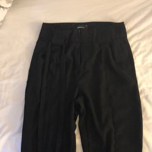 Kostymbyxor från Gina  - Sparsamt använda kostymbyxor från Gina, sälj pga att de inte kommer till användning, köparen står för frakten, köpta för cirka 3 år sen för 350. Dom är lite stora i storleken. Jag som är 167 passar i längden