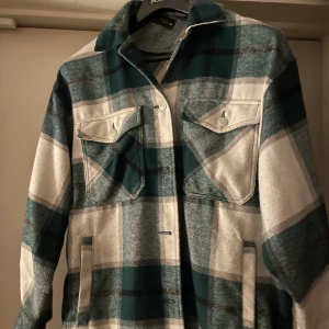 Zara jacka - Säljer nu min zara jacka som ej kommer till användning, den är i bra skick!!! Buda i kommentarerna från 90kr,,, köparen står för frakten          