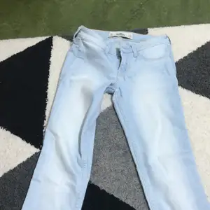 Blåa Hillstierna jeans aldrig andvända 