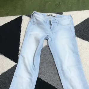 Hollistet jeans  - Blåa Hillstierna jeans aldrig andvända 
