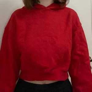 röd, croppad hoodie från hm. Köpt för några år sen men kommer inte till användning längre. Bra skick!🤗