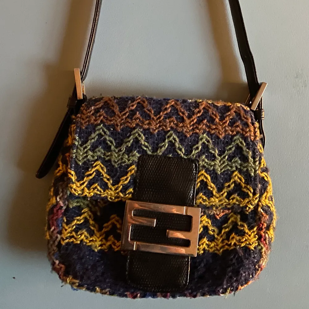 Small knitted vintage Fendi handbag. Ca 20cm x 15cm, adjustable strap in black leather. One pocket inside with zipper. Very cute little bag 💚. Väskor.