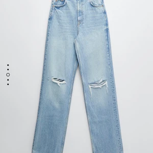 Zara jeans  - Säljer mina zara jeans med hål eftersom jag inte jag använder de så mycket. De är bra skick och väl använda men de är lite slitna där nere eftersom de varit lite för långa på mig och jag gått på dem, men själv tycker jag bara det är snyggt. Skriv till mig privat om ni vill ha mer bilder eller frågor! Jag är ca 165 cm! Ny pris 400! De är också slutsålda på deras hemsida!