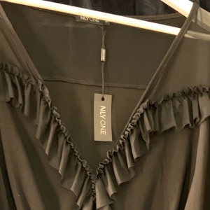 Body i storlek M från Nelly✨ - Aldrig Andvänd. Endast testad frakt till kommer✨