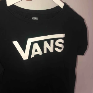  - Äkta tröja från märket VANS. Aldrig använd utan har enbart legat ihopvikt i garderoben. Skulle säga att den passar en S också även fast den är i storlek M