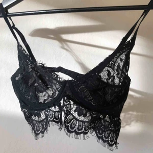  - Svart spetts-bh. Aldrig använd på grund av för liten storlek. 