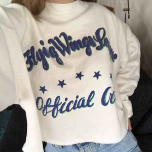  - Overzised tröja jag köpt vintage. Har croppat den som bilderna visar💕