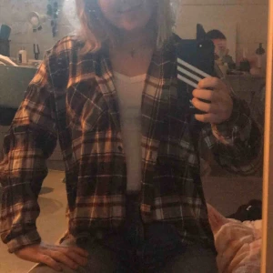  - En skjorta från monki i bra skick. Använd ca 5 ggr.