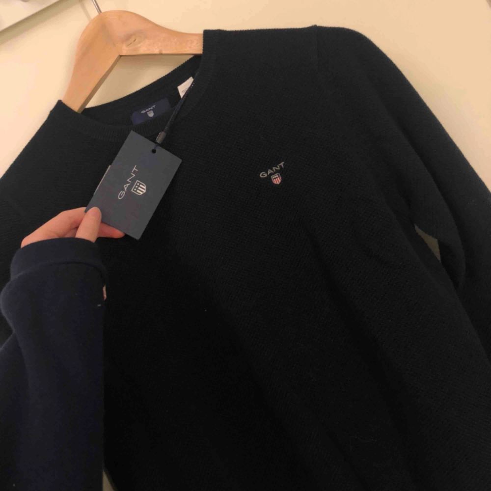 Mörk marinblå Gant tröja i storlek S, prislappen kvar då den inte kommer till användning, köpt för 1100 i Gant butik . Tröjor & Koftor.