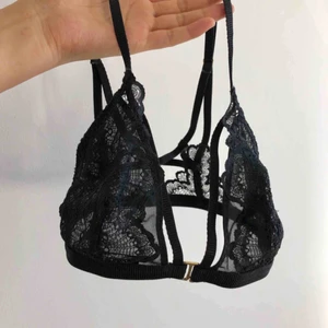  - Svart spets bralette. Knäppe fram. OBS, väldigt liten i storlek! (Frakt tillkommer om den ska skickas)