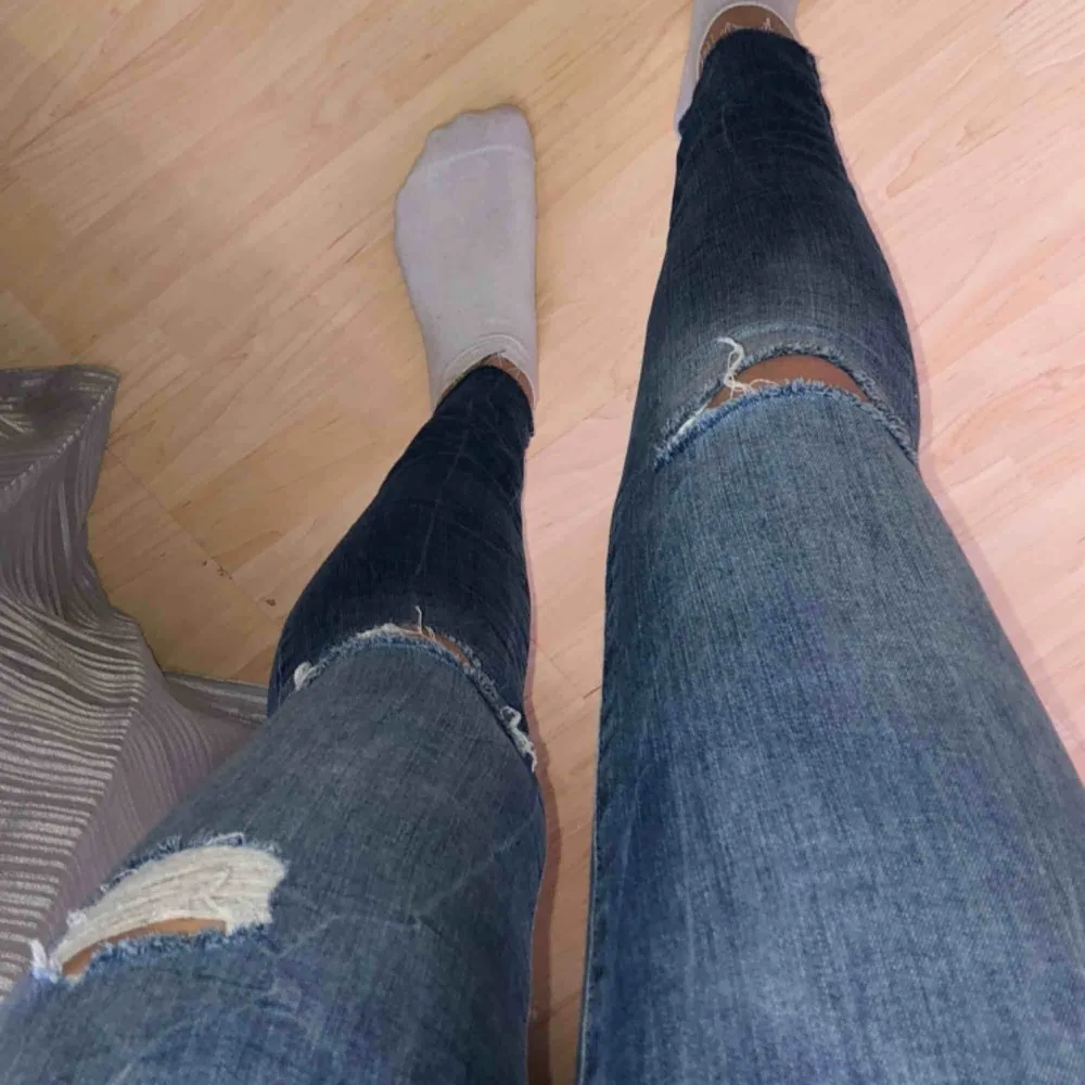 Säljer dessa jättefina slitna jeansen från Bik Bok! Väldigt bekväma, en aning stora i midjan men annars sitter de som slimmade på benen. Slitningarna är fabriksgjorda (alltså inte DIY)  Pris kan diskuteras! 🥰. Jeans & Byxor.