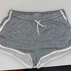  - Grå shorts med vita detaljer från cubus! De är i storlek S, fungerar även för dig med XS. De är använda ganska mycket men är fortfarande i fint skick och ej utslitna.