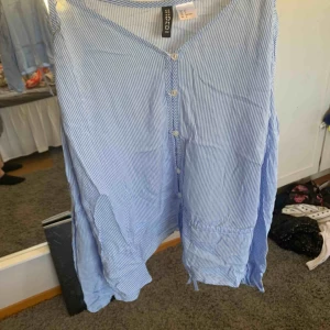  - Superfin blus med öppna ärmar och knytningar. Använd 1 gång, köpt på H&M.