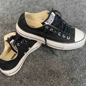  - Låga Converse platform i nyskick, använda 1 gång. Så snygga, men små för mig! 🤩 300kr, frakten kan vi diskutera. Jag kan också tänka mig byta mot andra sneakers/kläder i stl 39-40 eller S i kläder. Kom med förlag! 