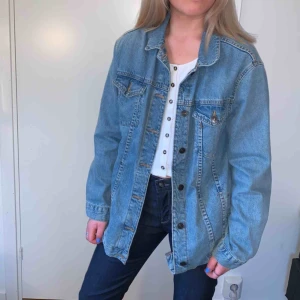  - Oversized jeansjacka från PULL&BEAR. Använd ett fåtal gånger. 