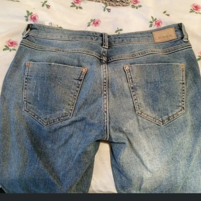 Ljusa jeans som är något stretchiga. Köpta från zara och knappt använda då de är något långa för mig (158cm lång). köparen står för frakt.. Jeans & Byxor.