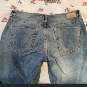  - Ljusa jeans som är något stretchiga. Köpta från zara och knappt använda då de är något långa för mig (158cm lång). köparen står för frakt.