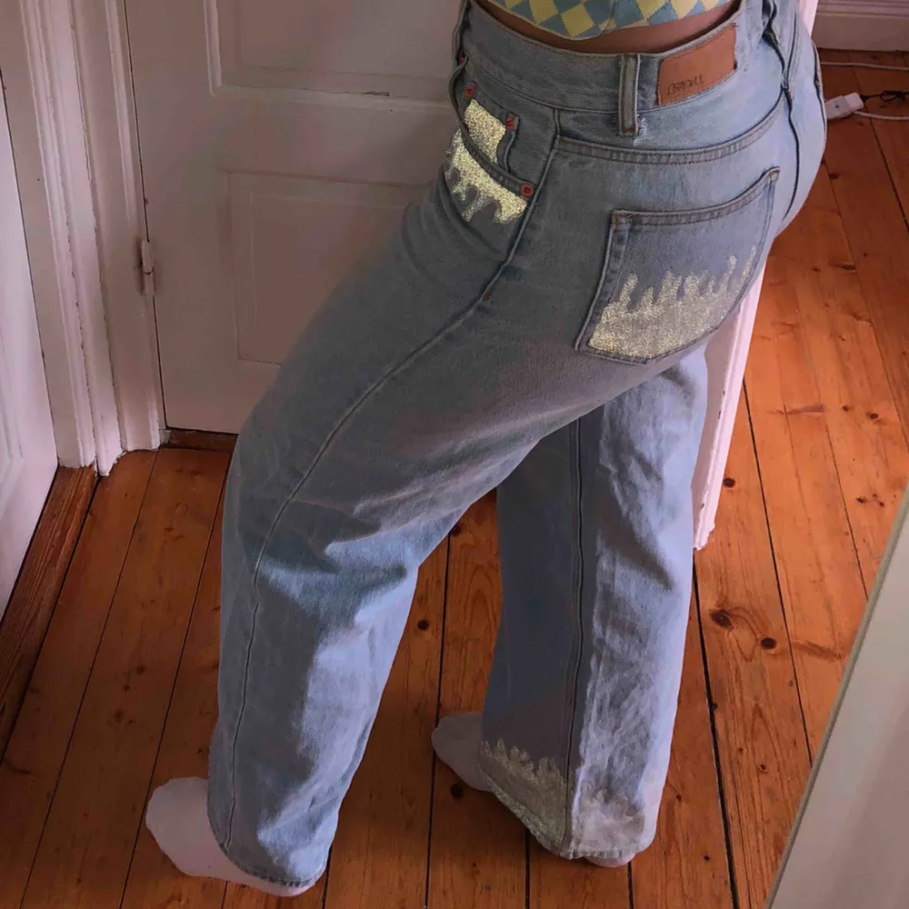 Säljer dessa as coola jeansen från junkyard som jag själv målat på med reflex färg. Väldigt bra skick💞. Jeans & Byxor.