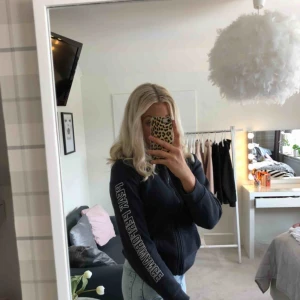  - Hoodie från peak performace i storlek barn 170. Dock passar den mig bra och jag har oftast XS/S💕🥰