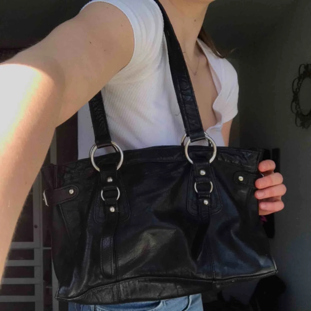 En svart snygg vintageväska i äkta läder. Väl använd och lite skrynklig i skinnet men det gör den bara mer ball ;) . Väskor.