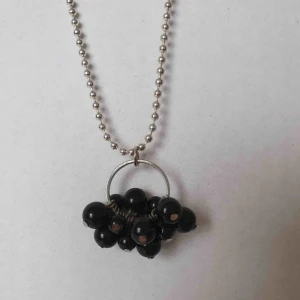  - Fint halsband! 🤩🥳 OBS! Vi kan ej garantera vilket material smycket är gjort i. Frakt ingår inte i priset. ✨