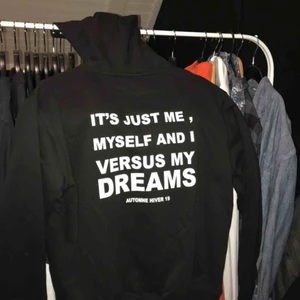 Hoodie från opium du peuple - En svart hoodie från det franska märket opium du peuple. Aldrig använd och ny pris 90€. Storlek M men är liten i storleken och sitter som S och det är därför jag säljer den. Köparen står för frakt