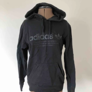  - Snygg basic hoodie från Adidas. Nyskick, toppenkvalitet. Priset är inklusive frakt.