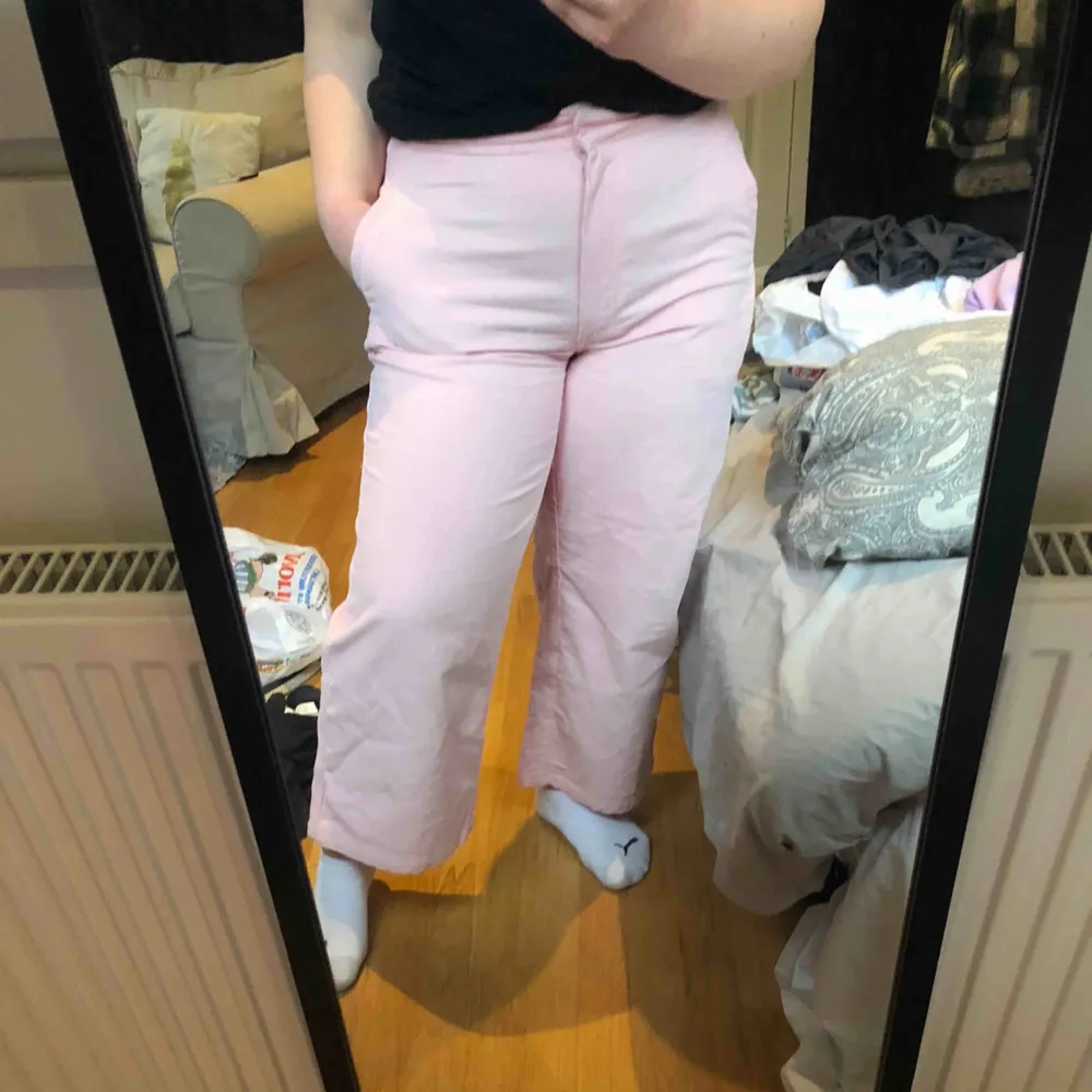 Ett par rosa Manchester byxor som är använda 1 gång. Har bra passform och är väldigt bekväma! . Jeans & Byxor.