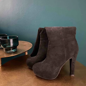  - knähöga 10cm klackar! precis som nya. Frakt tillkommer