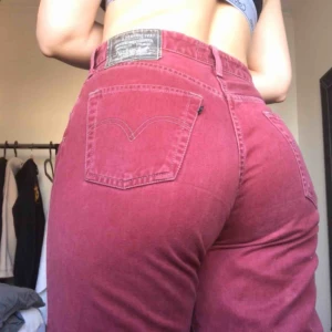  - Levi’s jeans, super fina och sitter bra. Har ett litet hål på ena knät men det är inget man tänker på. 