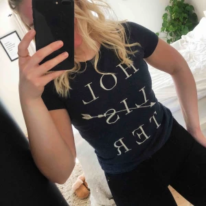  - Marinblå Hollister t-shirt, bra skick! Frakt tillkommer eller hämtas i Vänersborg.🤪🤪